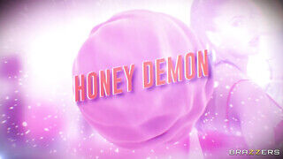 Honey Demon a bájos izmos milf anyuci